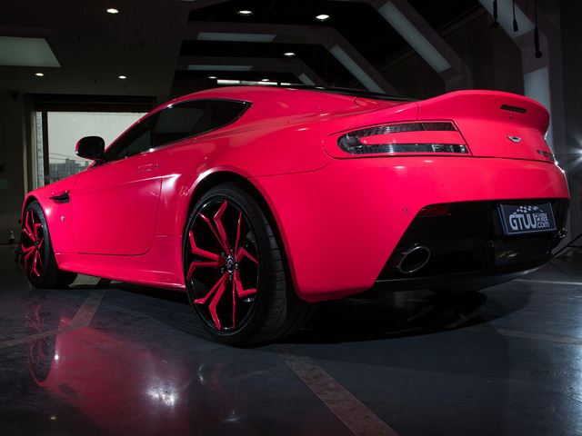 Розовые красавицы - что бы вы предпочли - автомобиль или девушку?